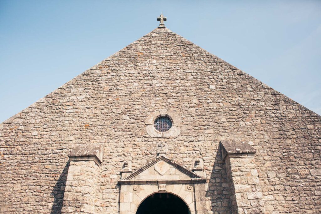 Photo de la messe de mariage franco péruvien plage finistere bretagne CharlesRD