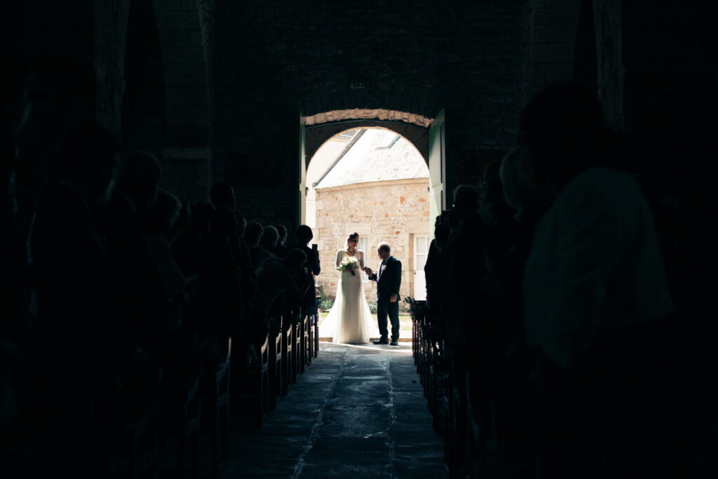 Photo de la messe de mariage franco péruvien plage finistere bretagne CharlesRD