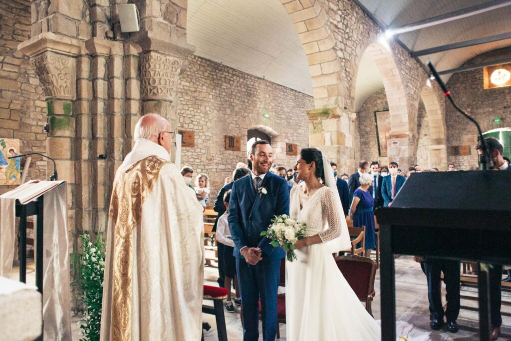 Photo de la messe de mariage franco péruvien plage finistere bretagne CharlesRD