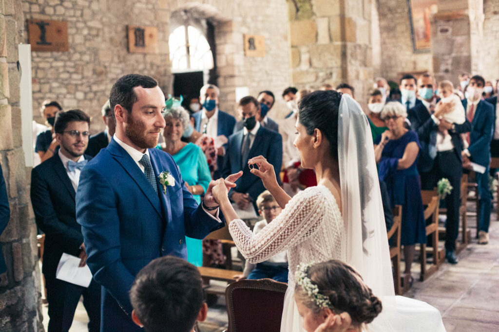 Photo de la messe de mariage franco péruvien plage finistere bretagne CharlesRD